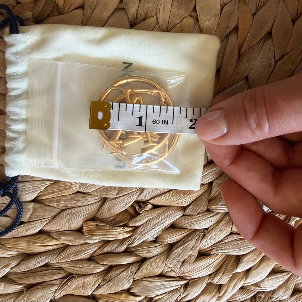 NEW Louis Vuitton Louise Hoop GM Gold Earrings 1.5in - Picture 6 of 6